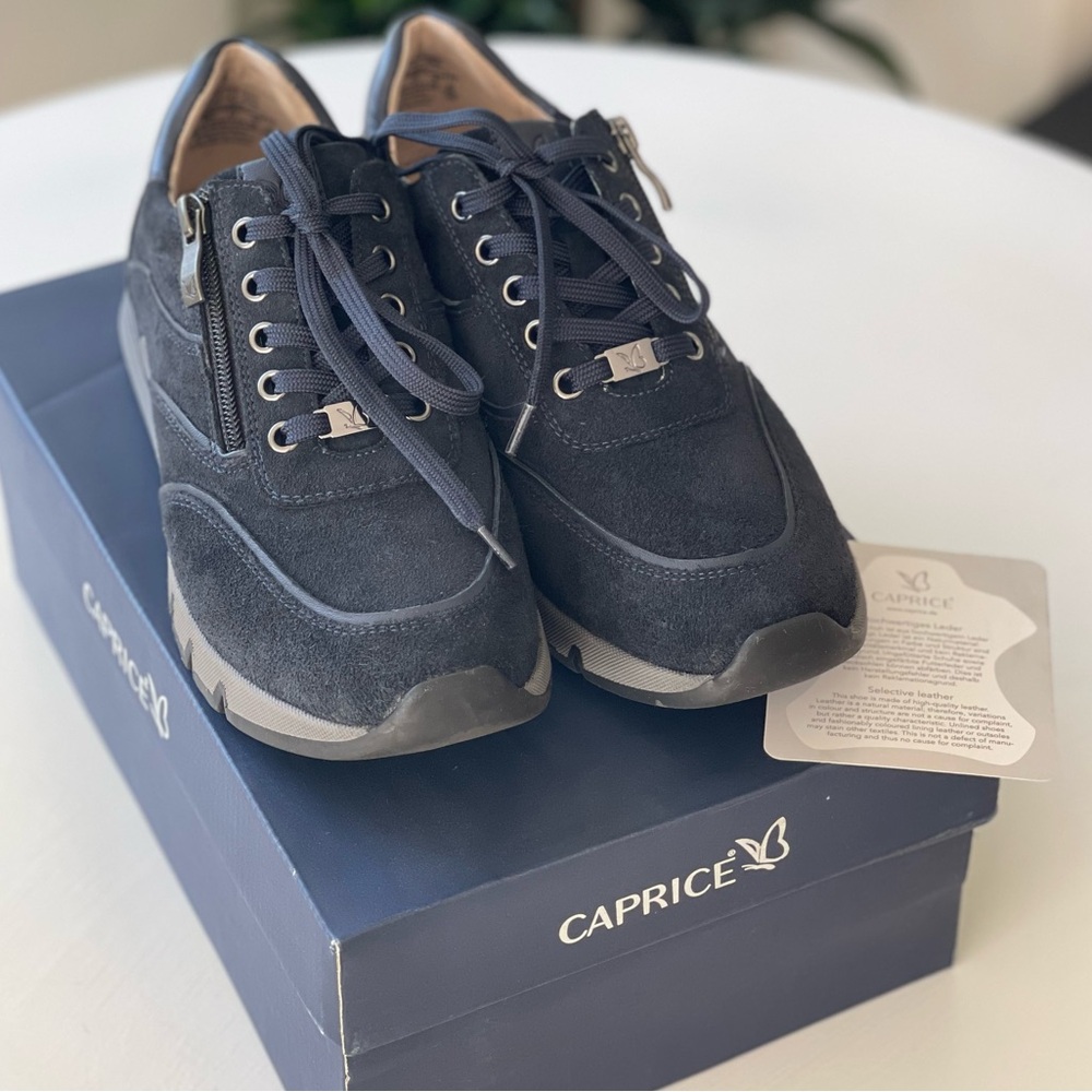 Woman’s leather snickers. Dark blue color. Size 39 European.
